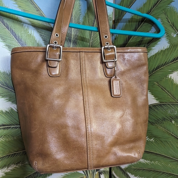 Coach Handbags - VINTAGE COACH HANDBAG 👜